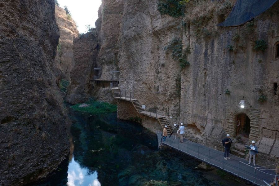 La Mina: una escalera hasta el Guadalevín excavada en el siglo XIV